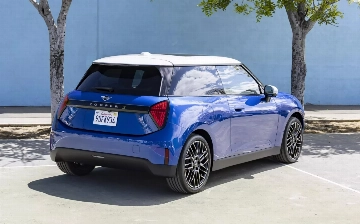 Обновленный салон MINI Cooper EV впервые показали на фото