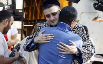 Узбекистанец подарил турецкому повару Бураку Оздемиру машину марки Mercedes-Benz