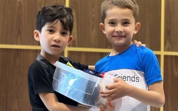 Сын Диоры Усмановой начал помогать новому другу, продавая салфетки прохожим