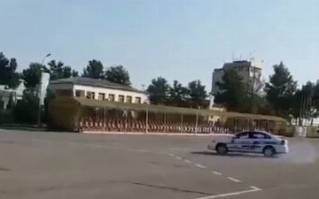 В сети распространилось видео, на котором инспектор ДПС выполняет различные маневры на служебной машине
