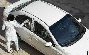 В Каракалпакстане в очередной раз заметили врача за мытьем машины несмотря на запреты президента