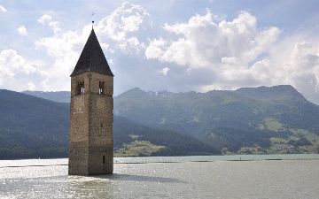 В Италии осушили водохранилище и обнаружили развалины затопленной 70 лет назад деревни