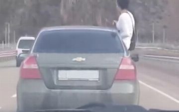 В ГАИ наказали двух девушек, что высунулись из окна «Нексии» во время движение на перевале «Камчик» с сосками во рту