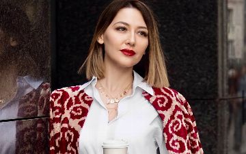 Лола Юлдашева призналась, что чувствует беспомощность из-за того, что не может быть рядом с родными людьми - фото