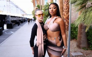 Megan Thee Stallion обрезала на фотографии Кару Делевинь — модель доставала ее на премии
