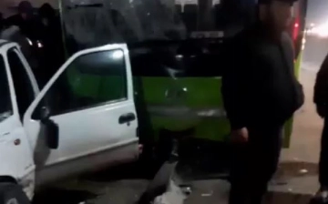 В Джизаке уснувший водитель автобуса врезался в очередь из семи машин — видео