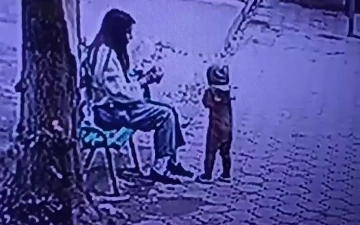 Уроженка Кашкадарьи избила маленького ребенка в центре Ташкента (видео)