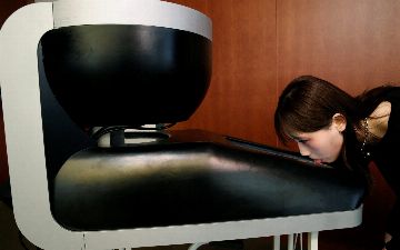 Ученый из Японии создал телевизор, с помощью которого можно чувствовать вкус еды – нужно только облизать экран