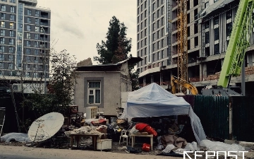 «Дом снесли, котята погибли». На территории Akay City снесли последний жилой дом