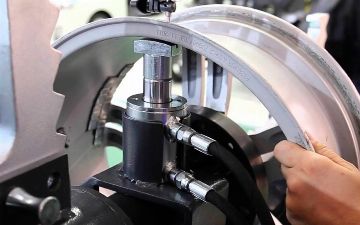 Узнайте, почему лучше не стоит ездить на восстановленных литых дисках