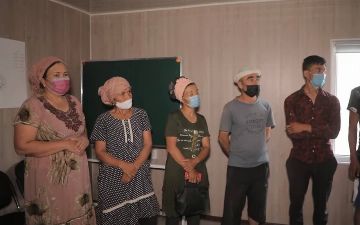 Дехканам из Кибрая компенсировали уничтоженное клубничное поле