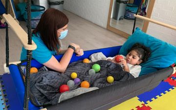 Девочка перенесла инсульт в утробе матери и лишилась возможности говорить