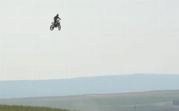 В США мотоциклист-экстремал хотел поставить мировой рекорд и разбился насмерть 