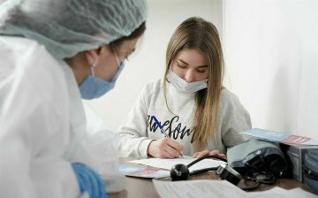 Как лечить первые симптомы омикрона — рассказываем