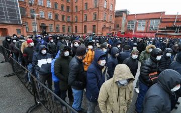 Мигрантам в России могут продлить cрок действия документов до следующего лета