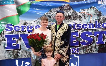 Покоривший Эверест узбекистанец вернулся на родину и получил автомобиль в подарок