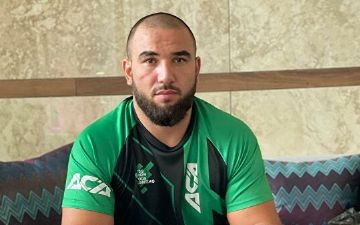 Чеченский боец ММА полез драться с чемпионом из США во время интервью<br>