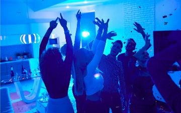  Мужчина специально заразился «короной» на вечеринке и умер