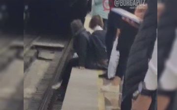 Студенты колледжа «устроили привал» на краю платформы в ташкентском метрополитене - видео