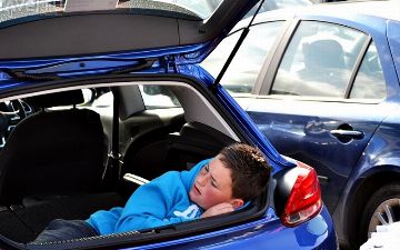 Женщина привезла сына на сдачу теста на «корону» в багажнике