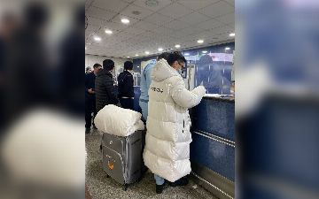 Участник Зимней Олимпиады был замечен в аэропорту в форме от 7SABER