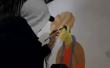 Уличный художник Inkuzart нарисовал граффити, на котором девочка дарит валентинку Мухаммаду Бобуру — видео