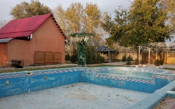 В парке «Зарафшан» незаконно построили зону отдыха, уничтожив растительность