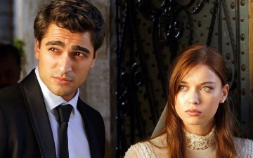 Звезды «Зимородка» Афра Сарачоглу и Мерт Рамазан Демир подтвердили отношения