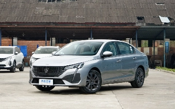 В сети показали живые фото новой Peugeot 408