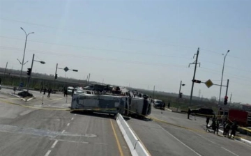 СМИ: В перевернувшемся автобусе находились школьники, которых везли в театр