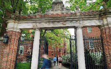 Гарвард через суд заблокировал запрет на прием иностранных студентов