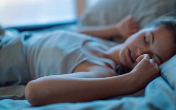 Простой способ начать быстрее засыпать и лучше высыпаться. Советы врача