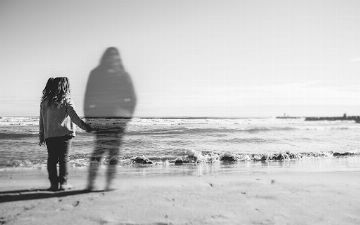 7 советов, как справится со смертью близкого и правильного поддержать человека, который проходит через это