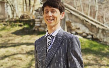 Блогер Джахонгир Ходжаев в день своей свадьбы подарил отцу машину – видео