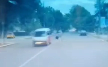 В Фергане мужчина выпрыгнул из машины и угодил под колеса другого авто