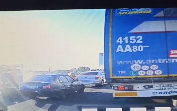 Момент ДТП опрокинувшегося автокрана на автомобили  заснят на видео