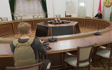 Лукашенко с автоматом и его сына в бронежилете сделали мемом и высмеяли в сети