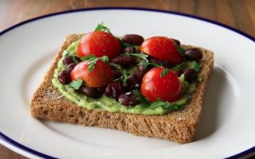 Рецепт бутерброда с фасолью, авокадо и помидором