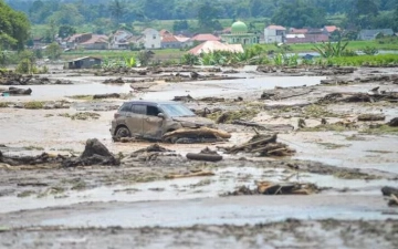 Число жертв наводнений в Индонезии возросло до 50