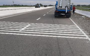 Внимание водителей на трассах повысят шумовыми разметками