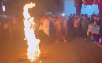 На узбекской свадьбе жених пробежался вокруг костра со своей невестой на плечах – видео