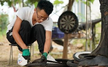 Китайский художник смастерил скульптуры из 50 тонн выброшенных автопокрышек - видео