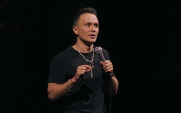 На российского комика Илью Соболева подали в суд за оскорбление