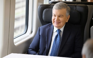 Шавкат Мирзиёев проехался на новом высокоскоростном поезде Hyundai Rotem