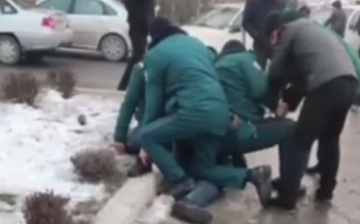 В Андижане сотрудники ОВД скрутили мужчину, который не хотел стоять в очереди — видео