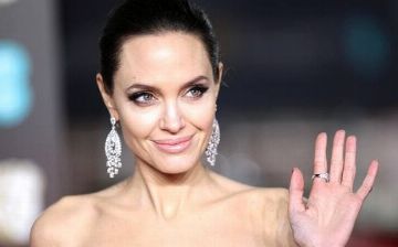 После проигрыша в суде Анджелина Джоли появилась в несвойственном для нее ярком наряде - фото