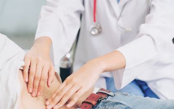 Онколог назвал ранние симптомы редко распознаваемого рака кишечника