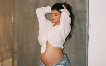 Инсайдеры рассказали, как Кайли Дженнер переживала послеродовую депрессию