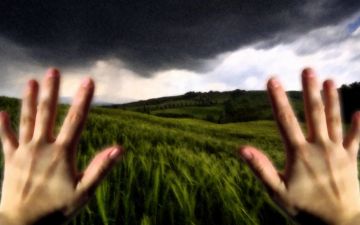 Человек наблюдает за своим телом со стороны: синдром дереализации и деперсонализации - в каких случаях это нормально, а когда нужно начинать лечение