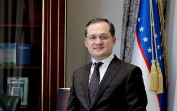 Участник шоу «Удивительные люди» собрал портрет Комила Алламжонова из кубика Рубика - видео